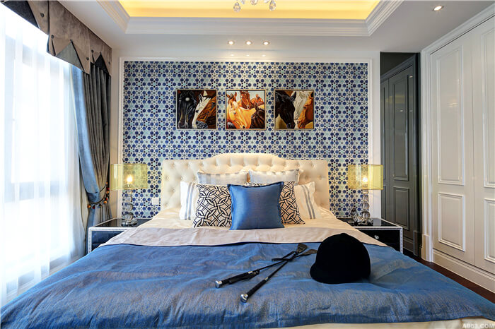 use different shades of blue pool tile to decorate bedroom wall.jpg