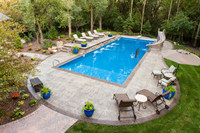安装混合到您的后院景观的混凝土池-游泳池马赛克，混凝土池瓦，泳池甲板设计，后院泳池设计