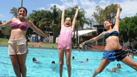 Obtenez votre piscine prête pour l'amusement d'été-Les étapes de réouverture de la piscine, le nettoyage des carreaux de piscine, la bordure de la piscine, le remplacement des carreaux de piscine